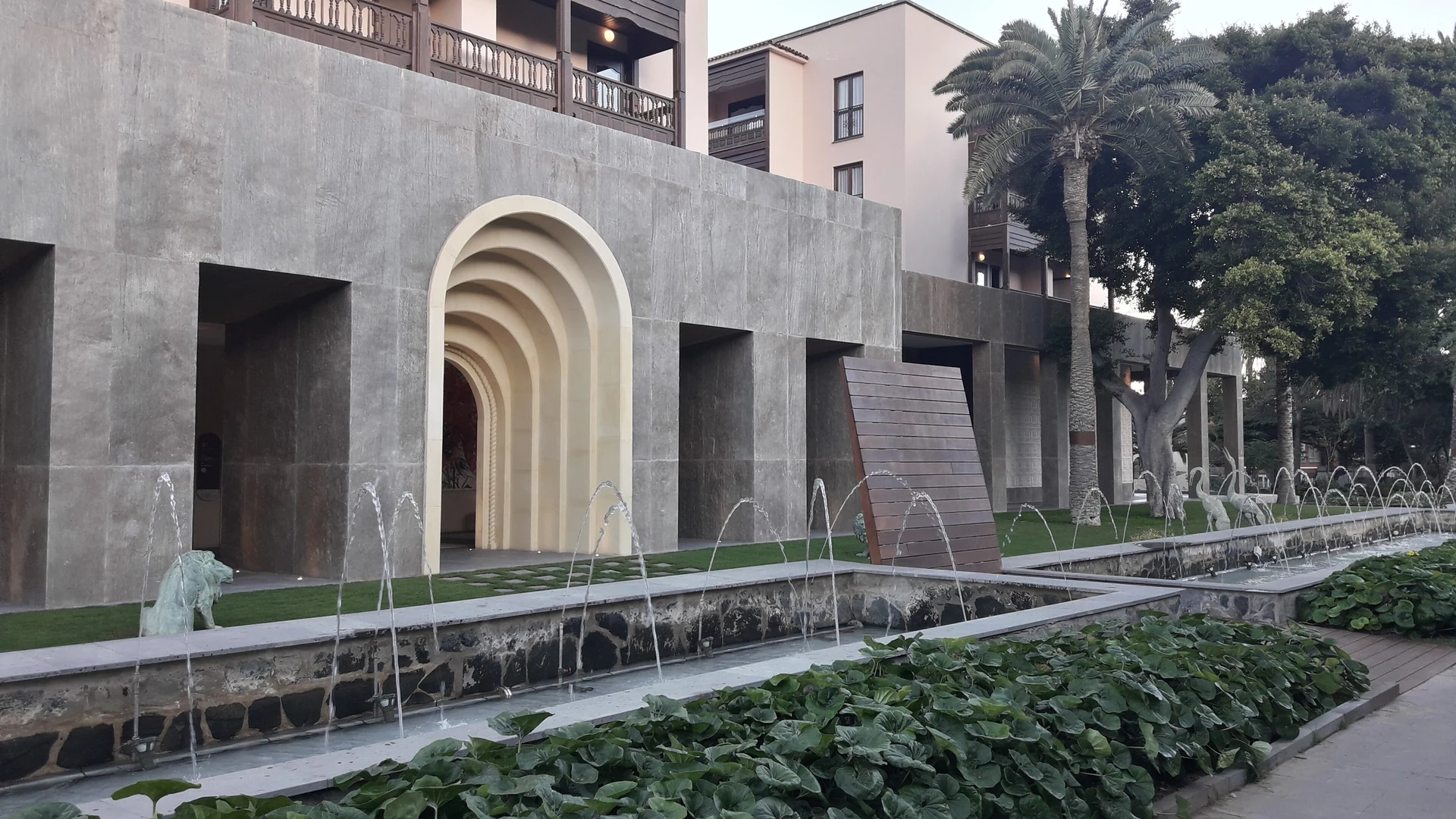 Arched entrance, fountains and palm gardens at the Santa Catalina hotel in Las Palmas de Gran Canaria