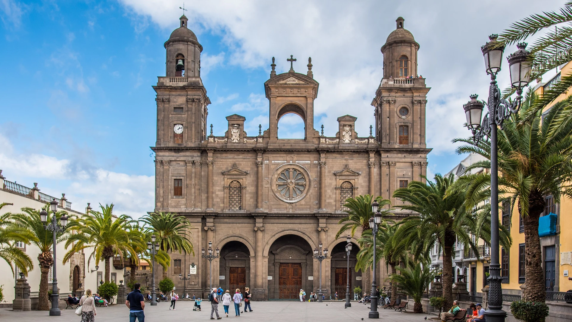 The facade of the Catedral de Santa Ana above the palm-lined Plaza de Santa Ana in Vegueta, Las Palmas
